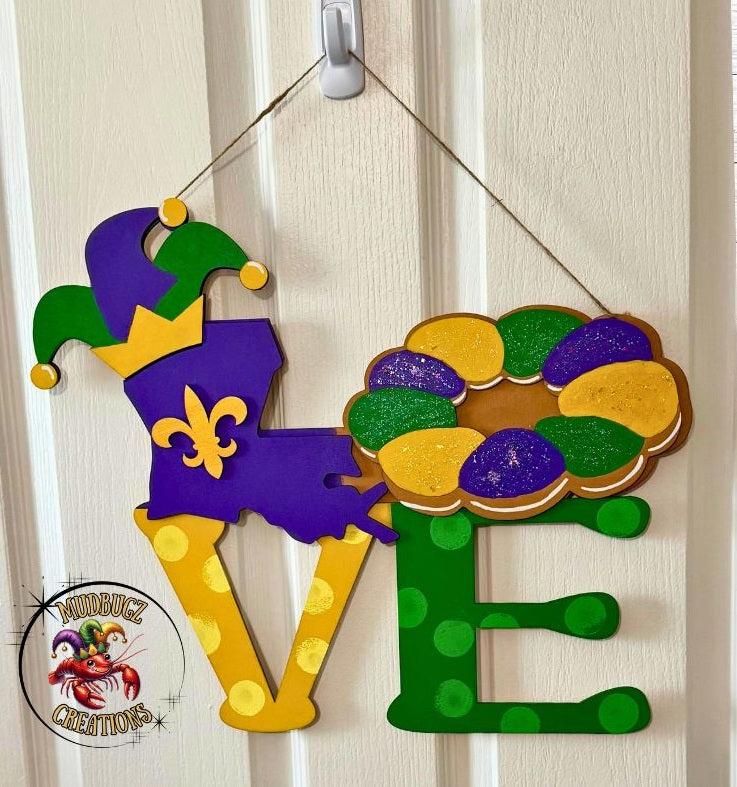 Mardi Gras LOVE Louisiana Jester Hat and King Cake 3D Wood Round Door Hanger Door Sign